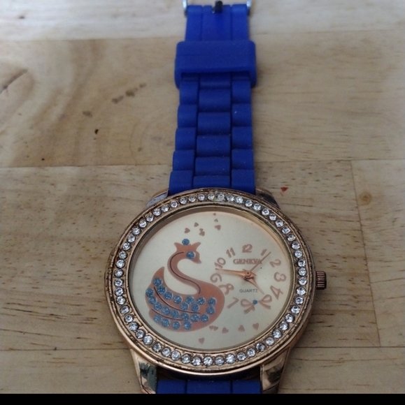 4 Bracelets/1 watch - Picture 8 of 9